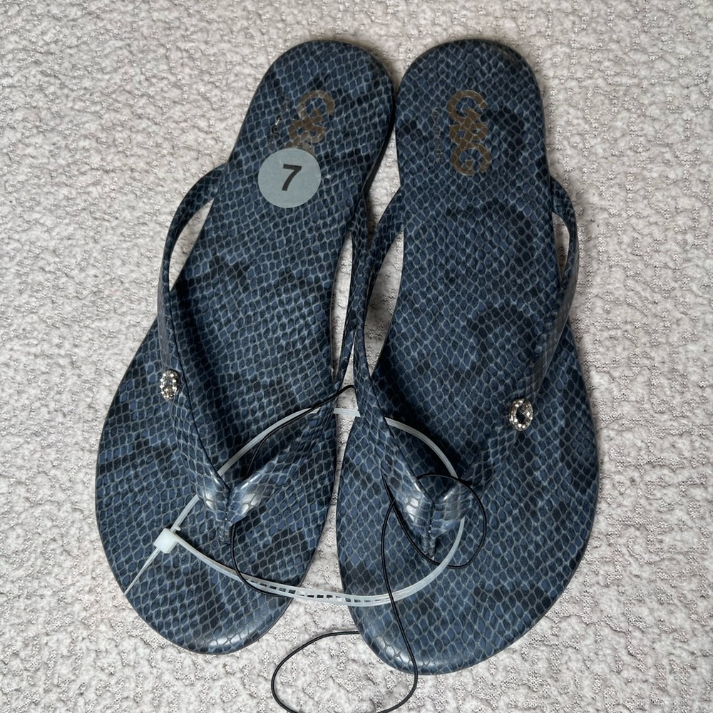 NWT GBG Los Angeles Women’s Flip Flop Size 7